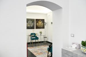 a hallway with a table and chairs in a house at GIKLA MAISON in Catania