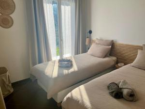 a hotel room with two beds and a window at Rivéa Bizy - Villa 150m2 - 2ou5 CH - 2 SDB - Parking Wifi in Vernon +24 photos