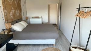 a bedroom with a large bed in a room at Rivéa Bizy - Villa 150m2 - 2ou5 CH - 2 SDB - Parking Wifi in Vernon