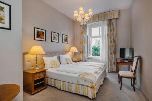 a bedroom with a large bed and a window at Pałac Brunów - Wellness & SPA in Lwówek Śląski