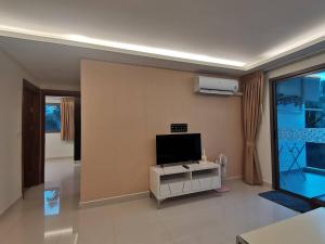 a living room with a flat screen tv on a wall at คลับรอยัล2bed in North Pattaya