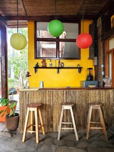 a bar with two stools and two lanterns at Yellow Submarine Hostal in Poneloya