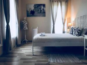 a bedroom with a bed and a window at Kambarys prie vynuogyno in Pikeliškės