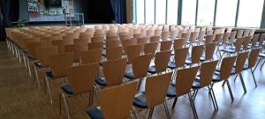 a row of empty chairs in a lecture hall at Apartment An der Weinstraße in Oberotterbach