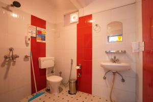 a bathroom with a toilet and a sink at goSTOPS Bir, Landing Site in Bīr +62 photos
