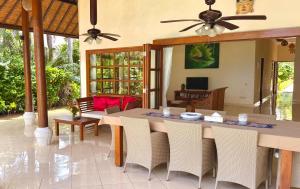 a dining room with a table and chairs at Villa Mawar in Pengastulan