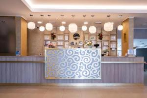 a restaurant with a bar with a blue and white pattern at Hotel Aurora in Mamaia