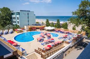 an overhead view of a pool with umbrellas and chairs at Hotel Aurora in Mamaia
