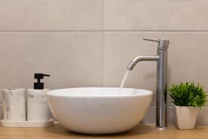 a bowl sink with a faucet in a bathroom at Studio à Champigny sur marne in Champigny-sur-Marne