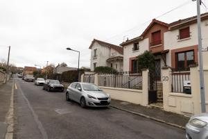 a row of cars parked on the side of a street at Studio à Champigny sur marne in Champigny-sur-Marne +3 photos