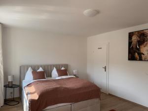 a bedroom with a bed and a painting on the wall at Faraway Homes Studio Mautern #8 in Mautern in Steiermark