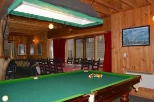 - Sala de estar con mesa de billar en Snowdrop Lodge, en Dinner Plain