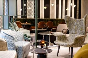 a lobby with chairs and tables at Motel One Frankfurt-Hauptbahnhof in Frankfurt +70 photos