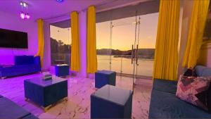 a living room with a couch and a tv at Esmerada in Aswan