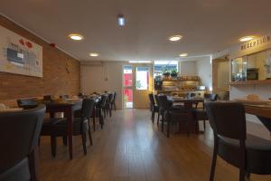 a dining room with tables and chairs in a restaurant at Hotel Randenbroek in Amersfoort