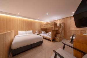 a bedroom with a large bed and a bunk room at Dongdaemun Signature Tourist Hotel in Seoul
