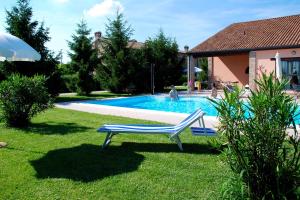 Bazén v ubytovaní Agriturismo-R&B Corte dei Gioghi alebo v jeho blízkosti