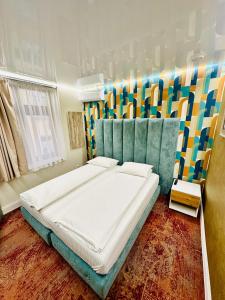 Un pat sau paturi într-o cameră la Villa & Restaurant Levoslav House +105 fotografii