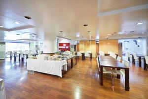 a dining room with tables and chairs in a restaurant at Select Inn Fujisan Gotemba in Gotemba