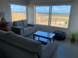a living room with a couch and a table at Sur in Barra de Portezuelo