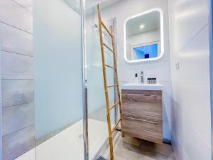 a bathroom with a ladder next to a sink and a mirror at Bel appartement à Royat in Royat +3 photos