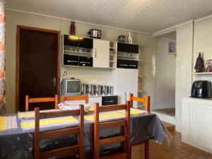 a dining room with a table and chairs and a tv at Casa 89 in Diamantina