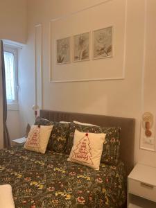 a bedroom with a bed with pillows on it at Casa Vacanze: Eureka in Ostuni