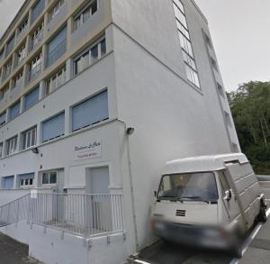 a white van parked in front of a building at Bel appartement à Royat in Royat