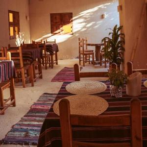 a room with tables and chairs and a room with tables and chairs at Aghurmi Siwa Hotel in Siwa