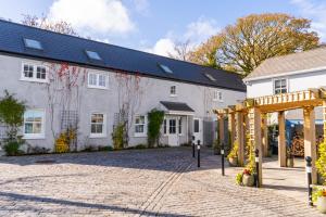 ein weißes Haus mit einem Bogen davor in der Unterkunft Monks Ballyvaughan in Ballyvaughan