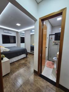 a bedroom with a bed and a bathroom with a toilet at Casa 4 quartos com piscina em Aparecida de Goiania in Aparecida de Goiânia