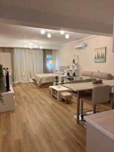 a living room with a couch and a table at Isabella in Roquetas de Mar