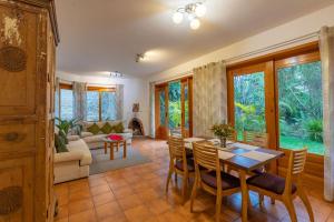 a living room with a table and chairs and a couch at Casa Tropical Atitlán in Panajachel