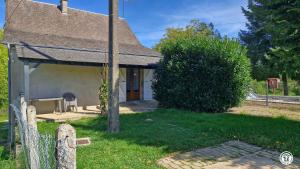 a small house with a porch and a fence at Ecluse Mingot in Châtillon-en-Bazois