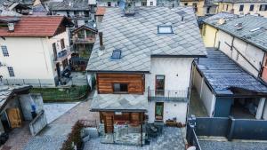 an overhead view of a house in a city at La Lune de Saint George in Hone