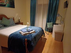 a bedroom with a bed with a blue blanket at Q1 Blueroom Sofia's Happy Apartment in Loulé
