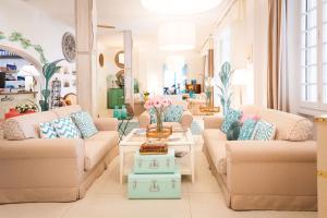 a living room with couches and a table at Hotel La Pineta Al Mare in Forte dei Marmi