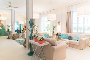 a living room with two couches and a table at Hotel La Pineta Al Mare in Forte dei Marmi