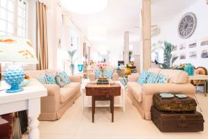 a living room with couches and a table at Hotel La Pineta Al Mare in Forte dei Marmi