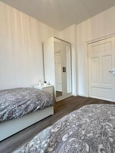 a bedroom with a bed and a closet and a door at Apartments Brunsbüttel 2 in Brunsbüttel
