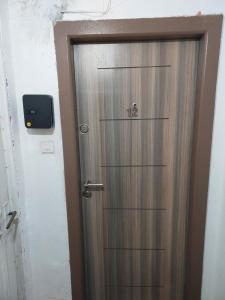a wooden door in a room with a wall at Amy&Domy in Iscroni