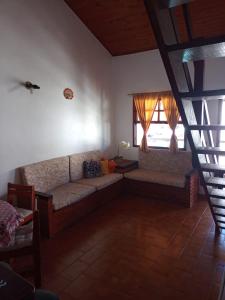 a living room with a couch and a window at Duplex 400 meters from Peró Beach in Cabo Frio