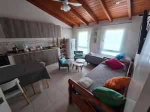 a kitchen and a living room with a couch and a table at CORDOBA AEROPUERTO KEMPES QUORUM HOSPITAL ALLENDE PRIVADO Siglo XXI Universidad PASCAL Templo Mormon de Villa Belgrano in Córdoba