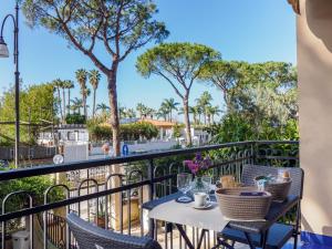 a patio with a table and chairs on a balcony at La Perla Rara in Sant'Agnello