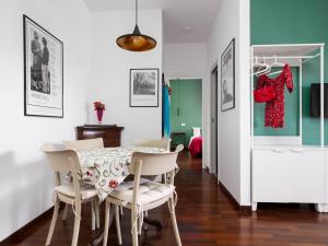 a dining room with a table and chairs at La Perla Rara in Sant'Agnello