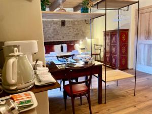 a room with a table and chairs and a kitchen at La Blu di Via Silvano 8 in Monforte dʼAlba