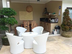 Posezení v ubytování Canggu - Pererenan Guesthouse " aBaliHouse "