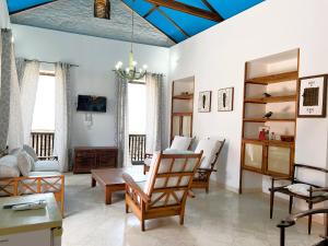 a living room with chairs and a table at Résidence Soros - Île de Gorée in Dakar