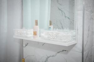 ein Regal im Badezimmer mit Toilettenartikeln darauf in der Unterkunft The performant in Satu Mare + 18 Fotos