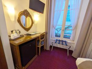 a room with a desk with a mirror and a window at Hotel des Abers in Saint Malo +74 photos
